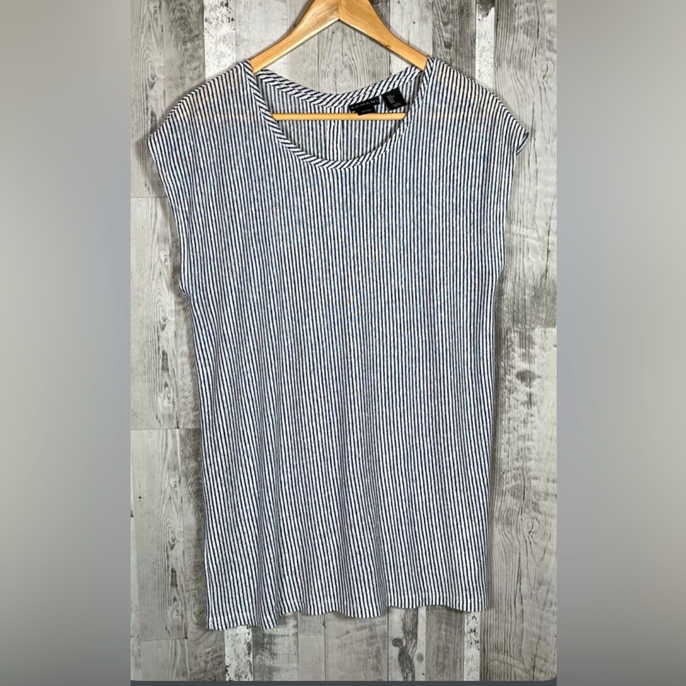 Tahari Linen Blouse Sleeveless/cap Buttons On  Back Striped Blue/White